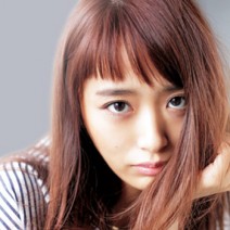 不規則なザクザクカットでおしゃれな抜け感全開！アシメちびバング