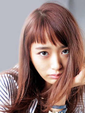 不規則なザクザクカットでおしゃれな抜け感全開！アシメちびバング