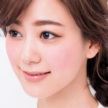 若々しく見せるには、口元は色よりツヤを重視したリップを選ぶべき？