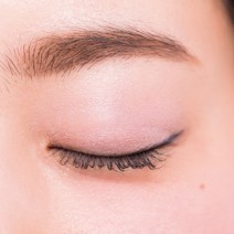 勘違いしていない？目を大きく見せるためのアイラインの引き方