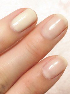 シンプルコーデのアクセントになる人気ネイルポリッシュ