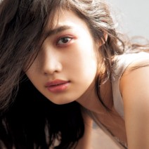 色っぽさを引き出すには、自然な血色感を演出できる深めの赤色をプラス！