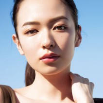 時には角度をつけたキリッと眉で、意志の強い自立した女性を演出。