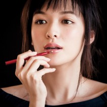 ブラシを使ってリップを仕上げるだけで、品のある唇に。