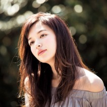 角度をつけすぎないナチュラル眉で優しい雰囲気に。