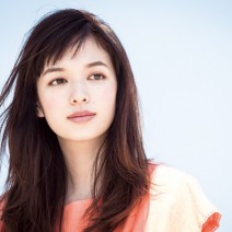 柔らかい女に”黒”は不要。ブラウンのアイメークで抜け感を大切に！