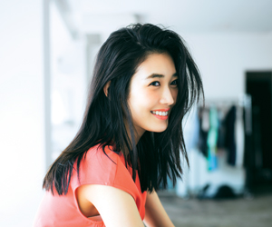 “ストレートアイロン”ひとつでかきあげ風ヘア