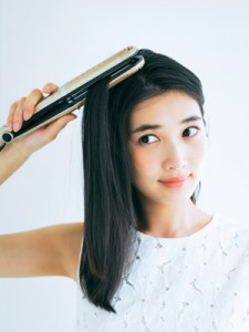 ストレートアイロンでラフな動きのある黒髪Cカール