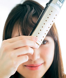 前髪の毛先を少しずつ流して自然なカールに
