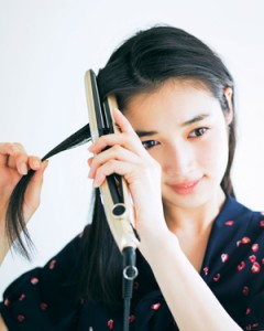 ストレートアイロンで黒髪なみなみウェーブヘア