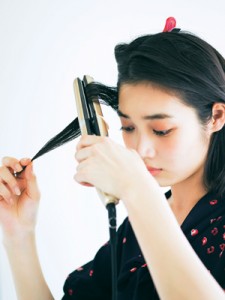ストレートアイロンで黒髪なみなみウェーブヘア