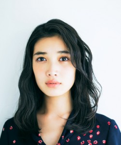 ストレートアイロンで黒髪なみなみウェーブヘア