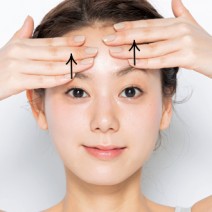 簡単マッサージ&トレーニングでおでこの横ジワをなかったことに♪