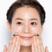 口を横に引いて笑う人は要注意！他の人より老けて見られる危険性大！