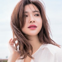 媚びないベリー色リップで涼しげ美人の雰囲気を漂わせて。
