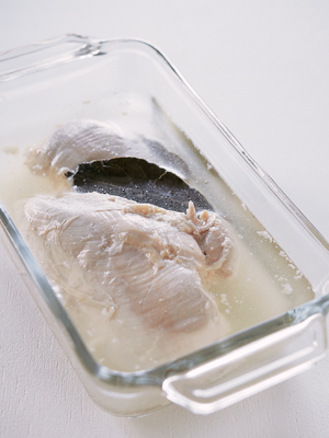 ゆで鶏とズッキーニローストのパセリクリーム添え