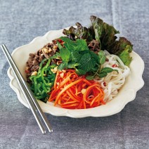 野菜たっぷりのベトナム風汁なし麺