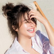 美人感際立つ夏ツヤ肌×お団子ヘアでアクティブなリゾート美人に