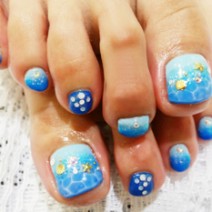 ブルーのグラデに水面アートを施した海ペディキュア　【EARTH】