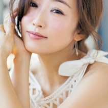 神崎恵さんのクリアなツヤ&涼しげなうる肌は、スキンケアとベースメークで作る！