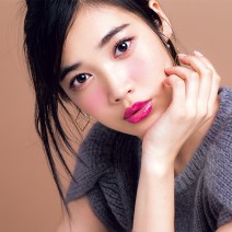 グリッター×オイルのぬれたような ツヤ感がイノセントな表情を後押し