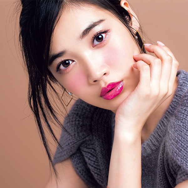 グリッター×オイルのぬれたような ツヤ感がイノセントな表情を後押し