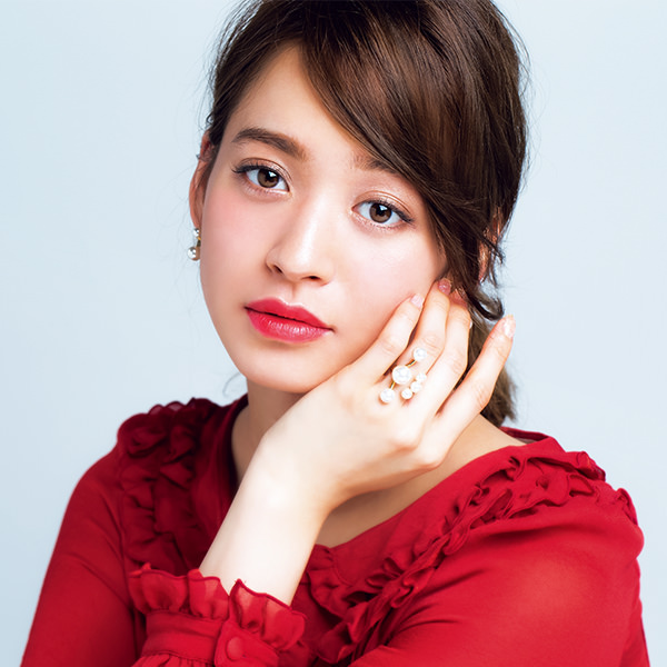 上質な女らしさがにじむ〝赤〟使いに センスが漂う愛されレディメーク