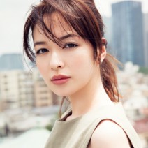 今日は知的かっこいい女性に変身！くすみブルーシャドウでクールな目元に