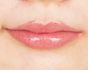 水紅で演出するリラックスした抜け感