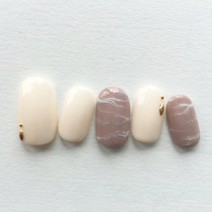 トレンドの大理石デザインも雪色に　【braceNail】
