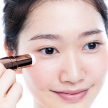 「くま」があるだけで疲れ顔に見える…くすんだ顔色を復活させる方法とは？