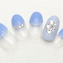 ブルー×ビジューの輝きで、エレガントな指先に　【tricca】