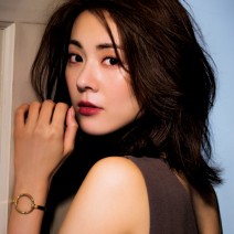 シックなので断然おしゃれで女っぽい♡赤みシャドウで彩る目元