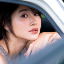 レッドブラウンのグロスで、ワンランク上の大人女性に