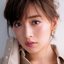 秋カラーのパープルシャドウは、あえてのライン使いが今っぽい♪