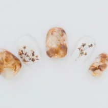 繊細な押し花ネイルでレディな指先に　【CANNAIL】