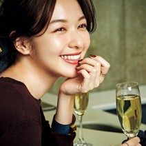 友達をリード！女子会ホームパーティはスカーフと赤アイライナーでセンスアップを狙って！