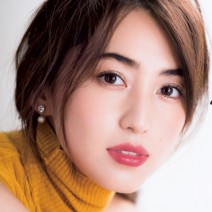目元にもハリと潤い感を仕込む！光沢シャドウでこっそり若見え♪