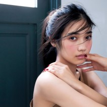 旬な女×旬なアーティスト　ワイン色チークがもたらす みずみずしいセンシュアル顔
