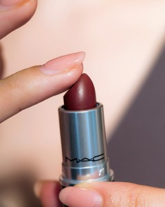 赤リップも“ポンポン塗り”ならセミマット＆シアーに