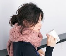 ストールやマフラーにもぴったり♡「ざっくりお団子ヘア」でかわいさ120％増し！