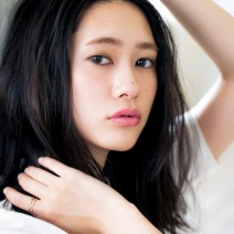 クリスマスデートは、つやつやリップで口元に注目を集めて♡