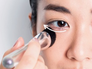 光沢シルク肌がかなう！ブラシ×パウダーファンデーション