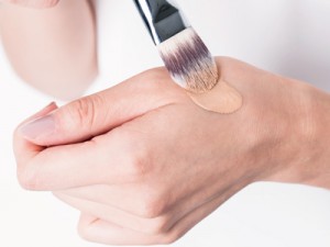 リキッドファンデーション×ブラシ塗りなら、薄づきなのにツヤ肌がかなう！