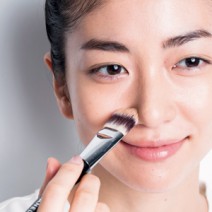 冬でも乾燥が気にならない艶肌を叶えるには、〝ファンデーションをブラシ塗り〟すべし！