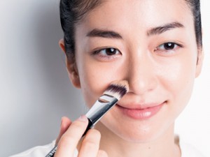 プロはなぜファンデーションをブラシで塗るのか？