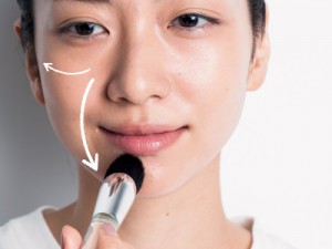 光沢シルク肌がかなう！ブラシ×パウダーファンデーション