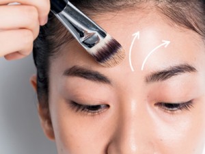 リキッドファンデーション×ブラシ塗りなら、薄づきなのにツヤ肌がかなう！