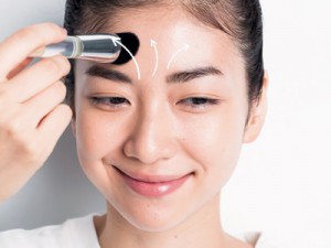 光沢シルク肌がかなう！ブラシ×パウダーファンデーション