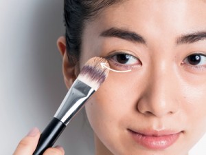 リキッドファンデーション×ブラシ塗りなら、薄づきなのにツヤ肌がかなう！